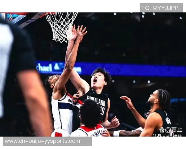 杨瀚森自傲一幕！进半场奇特三分为自己竖起大拇指 用英文说完美